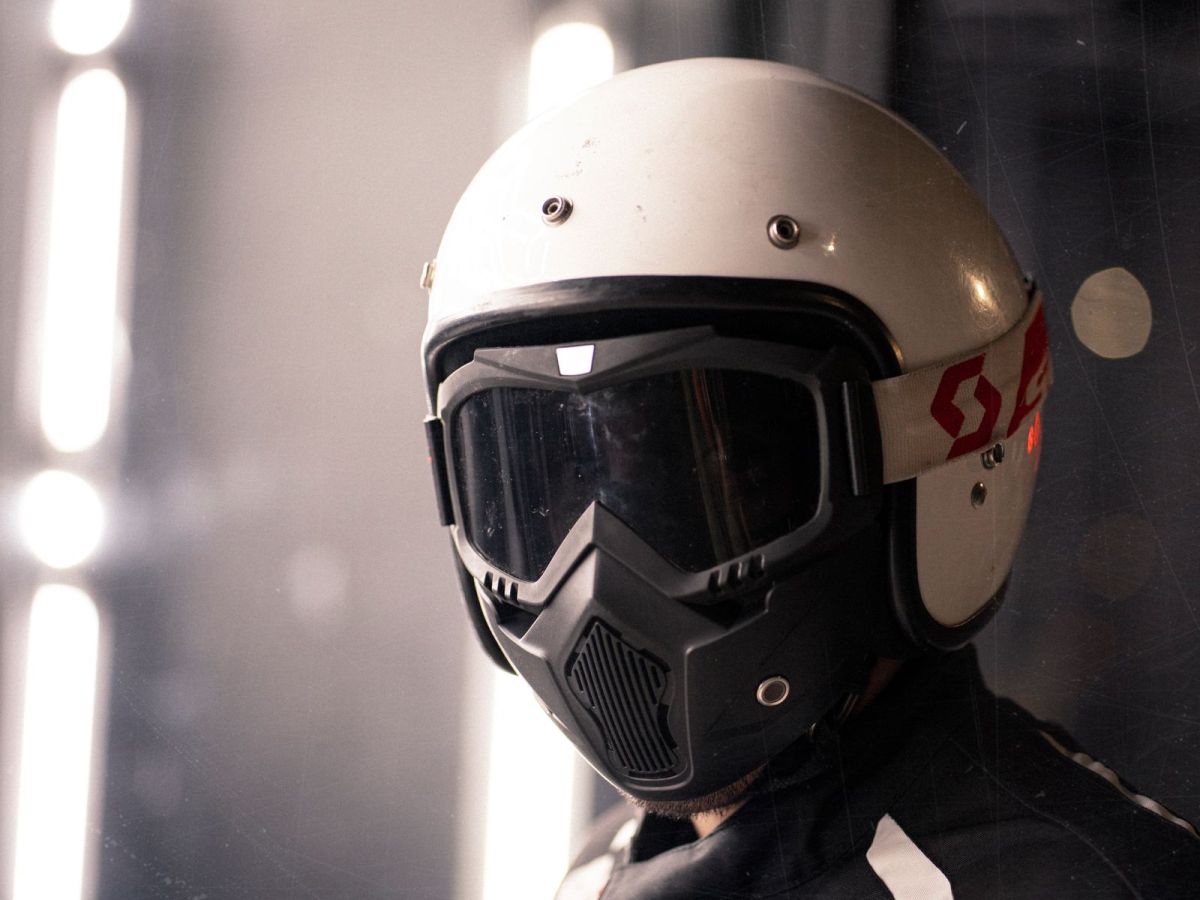 New lid day. Carbon, 1.3kg, and I look like a Stormtrooper. Zero regrets.