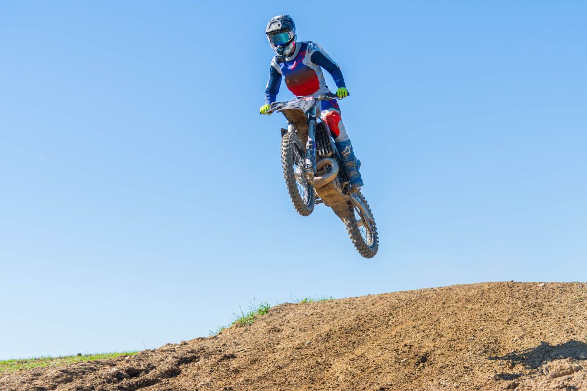 Sending it on the new tabletop. My mechanic (Dad) was not impressed with the landing. #MX