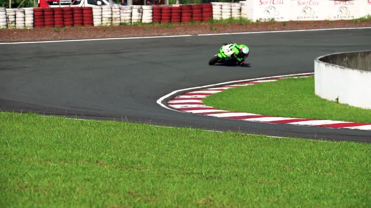 Turn one, second session. Knee-down practice is paying off 🏁 #TrackDay